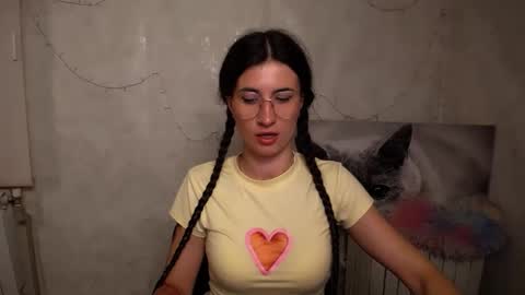 Snapshot of lauradre_ chatting on 05/26/26, 07:37 Laura online show from 05/26/26, 07:37