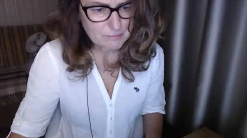 Lauraoven1 online show from 11/18/25, 04:00