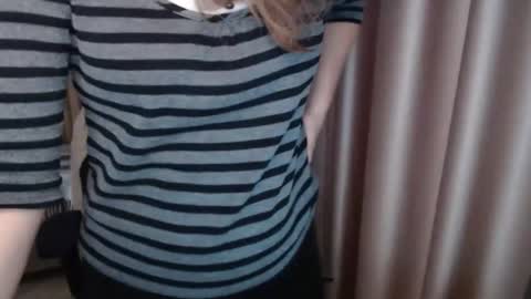 Lauraoven1 online show from 11/26/25, 10:16