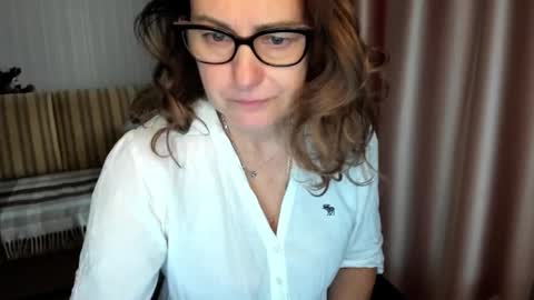 Lauraoven1 online show from 12/15/25, 10:30