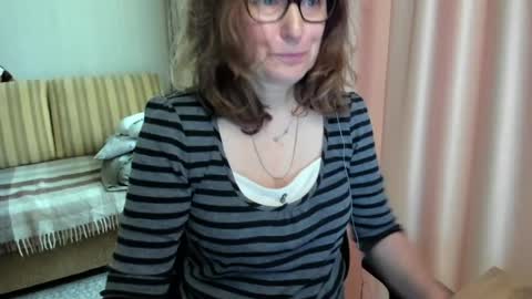 Lauraoven1 online show from 06/01/26, 07:32