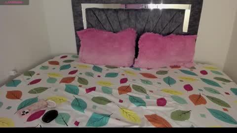 laurasofia01 online show from 03/19/26, 04:05