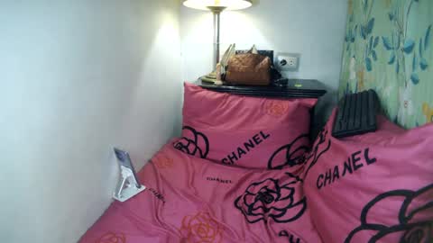 Snapshot of laureen_gavh chatting on 03/02/25, 03:02 Belle online show from 03/02/25, 03:02