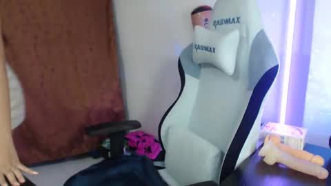 Snapshot of laurenphillipsx chatting on 01/15/25, 03:18 Lauren online show from 01/15/25, 03:18