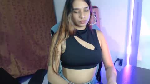 Snapshot of laurenphillipsx chatting on 01/17/25, 10:45 Lauren online show from 01/17/25, 10:45