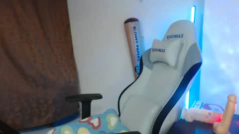 Snapshot of laurenphillipsx chatting on 02/04/25, 12:40 Lauren online show from 02/04/25, 12:40