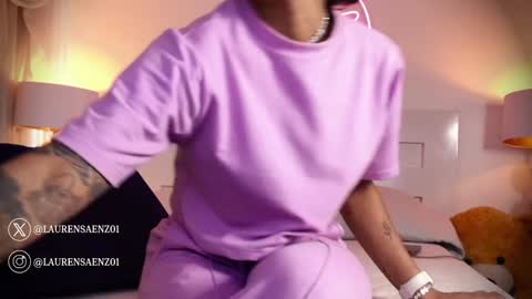 Lauren Saenz online show from 01/31/25, 08:12