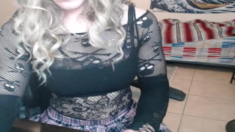 Snapshot of laurenssyx chatting on 02/09/25, 05:19 Lauren online show from 02/09/25, 05:19