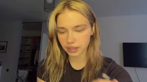 Snapshot of laurineleconey chatting on 07/21/26, 08:49 Bella online show from 07/21/26, 08:49