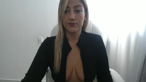 Snapshot of laurita44 chatting on 06/21/26, 01:03 Laurita online show from 06/21/26, 01:03