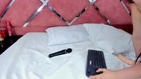 LauryJonson  online show from 02/08/25, 09:36