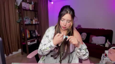 Snapshot of lauu_r chatting on 01/17/25, 05:00 online show from 01/17/25, 05:00