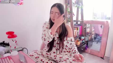 Snapshot of lauu_r chatting on 09/21/25, 02:08 online show from 09/21/25, 02:08