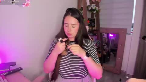 Snapshot of lauu_r chatting on 10/17/25, 10:34 online show from 10/17/25, 10:34