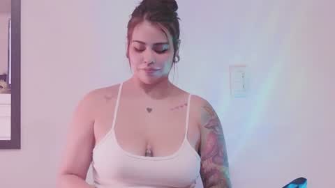 Snapshot of lauuuuuu_9 chatting on 06/19/26, 01:43 online show from 06/19/26, 01:43