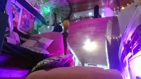 Snapshot of laye19 chatting on 12/11/24, 03:24 Laye19 online show from 12/11/24, 03:24