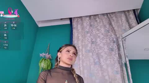 layla_17 online show from 04/28/26, 12:20