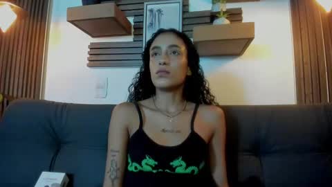 Layla online show from 10/01/25, 12:49