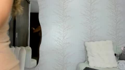 Layla Vanegas online show from 10/20/25, 09:59