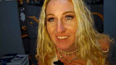 laylalucks online show from 10/22/25, 03:18