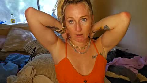 laylalucks online show from 10/22/25, 05:34