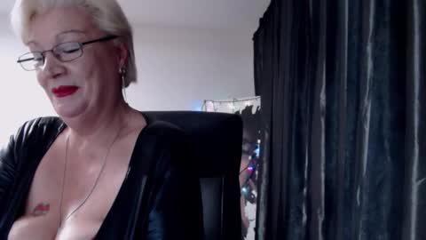 Layla online show from 12/06/24, 07:10