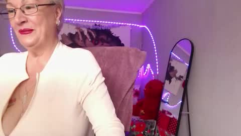 Layla online show from 12/20/25, 09:16