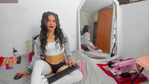 Snapshot of layqueen77 chatting on 02/12/25, 12:27 Layqueen online show from 02/12/25, 12:27