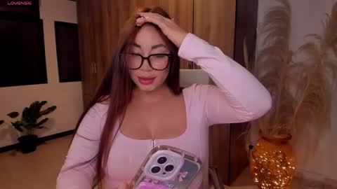Snapshot of leah_01 chatting on 05/19/26, 01:22 Leah online show from 05/19/26, 01:22
