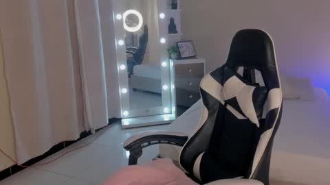 Snapshot of leahaltomm chatting on 02/26/25, 08:33 leahaltomm online show from 02/26/25, 08:33