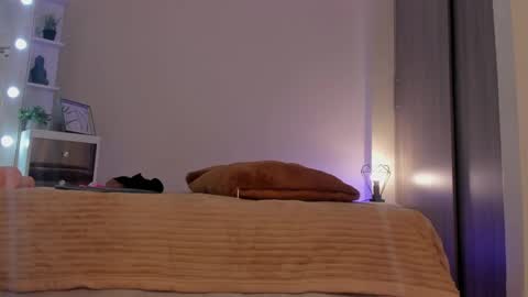 Snapshot of leahaltomm chatting on 03/08/25, 12:11 leahaltomm online show from 03/08/25, 12:11