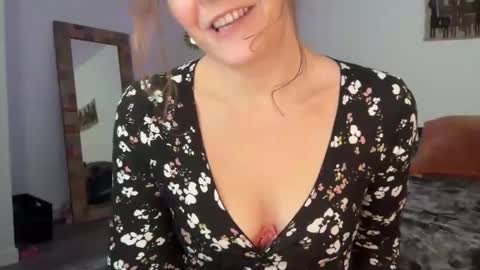 Leah Sparkles online show from 12/04/25, 03:32