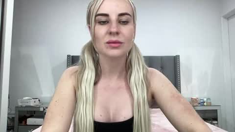 Snapshot of leannaxox chatting on 03/10/25, 07:42 Leanna online show from 03/10/25, 07:42