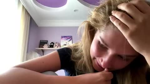 Snapshot of leantraugh chatting on 06/18/26, 03:16 Taya online show from 06/18/26, 03:16
