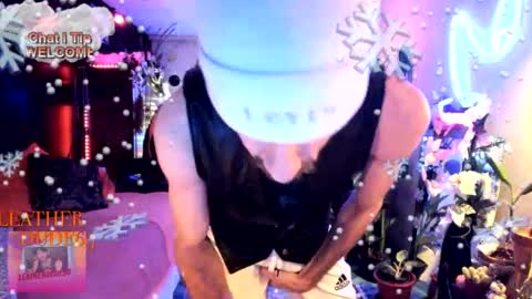 Snapshot of leatherdude69 chatting on 12/21/24, 02:19 leatherdude69 online show from 12/21/24, 02:19