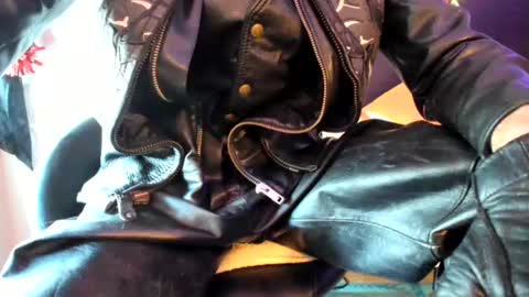 Snapshot of leatherdude69 chatting on 02/04/25, 03:04 leatherdude69 online show from 02/04/25, 03:04