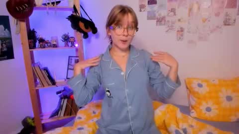 Snapshot of leazy_peasy chatting on 09/22/25, 08:11 Ellie online show from 09/22/25, 08:11