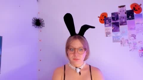 Snapshot of leazy_peasy chatting on 12/04/25, 04:22 Ellie online show from 12/04/25, 04:22