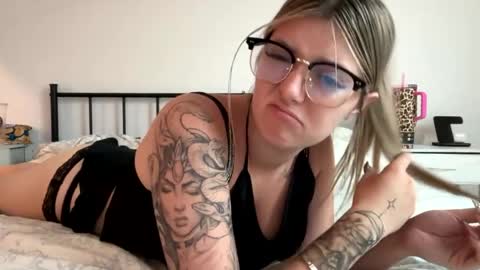 Snapshot of leeannerose chatting on 05/26/26, 11:12 leeannerose online show from 05/26/26, 11:12