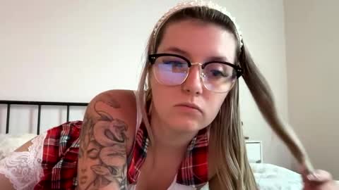 Snapshot of leeannerose chatting on 05/27/26, 11:24 leeannerose online show from 05/27/26, 11:24