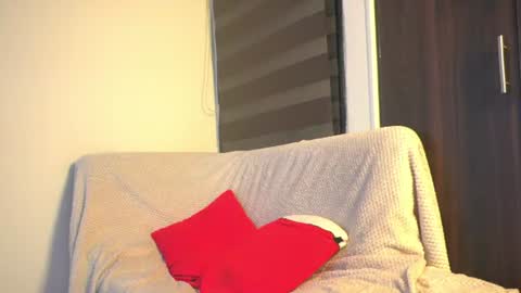Snapshot of leiaah__ chatting on 07/06/26, 01:35 Leah online show from 07/06/26, 01:35