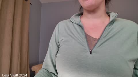 Snapshot of leiaswift chatting on 12/02/24, 10:50 Leia Swift online show from 12/02/24, 10:50