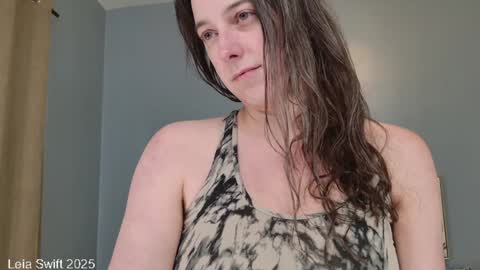 Snapshot of leiaswift chatting on 02/08/25, 07:49 Leia Swift online show from 02/08/25, 07:49