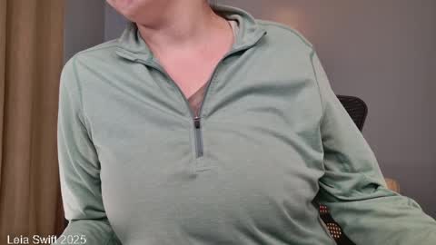 Snapshot of leiaswift chatting on 02/14/25, 02:02 Leia Swift online show from 02/14/25, 02:02