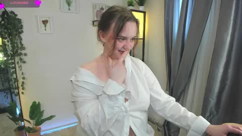 Snapshot of lela_ryan chatting on 05/16/26, 09:24 Lela online show from 05/16/26, 09:24
