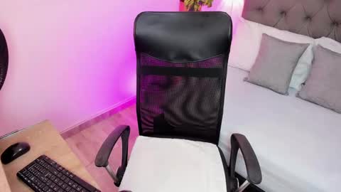 Snapshot of lena_clark chatting on 09/29/25, 12:21 L E N A online show from 09/29/25, 12:21