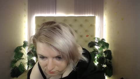 Snapshot of lena_paulles chatting on 01/07/25, 04:08 Lena online show from 01/07/25, 04:08