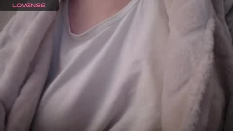 Snapshot of lenagolden chatting on 10/16/25, 10:27 lenagolden online show from 10/16/25, 10:27