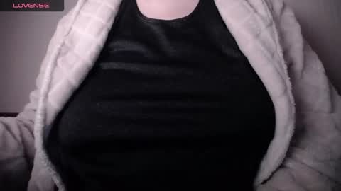 Snapshot of lenagolden chatting on 02/25/26, 05:39 lenagolden online show from 02/25/26, 05:39