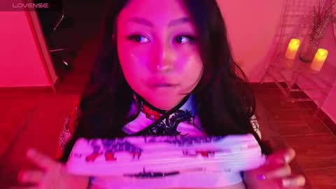 Lenna Kang online show from 11/18/25, 01:33